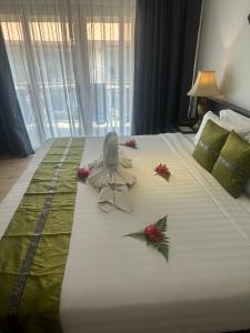 瑶亚岛Blue Bay Resort的一间酒店客房,床上摆放着鲜花