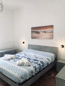 斯波托尔诺Casa Emma 400 mt dal mare的一间卧室配有一张床,上面有两条毛巾