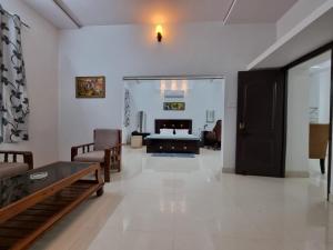 贾巴尔普尔Leela Homestay Jabalpur - Lily - 2 BHK Luxury appartment的一个带床和沙发的大客厅