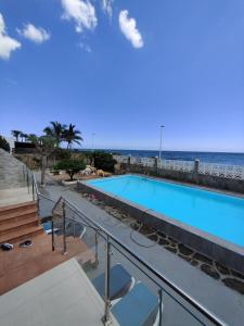 圣巴托洛梅Los Nidos的一座背景海洋的游泳池