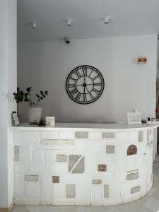 安迪帕罗斯岛阿特米斯酒店的白色墙上的钟