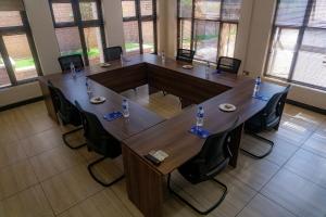 利隆圭Legacy Suites的大型会议室,配有大桌子和椅子