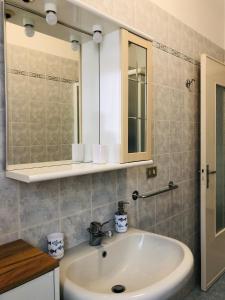 斯波托尔诺Casa Emma 400 mt dal mare的一间带水槽和镜子的浴室