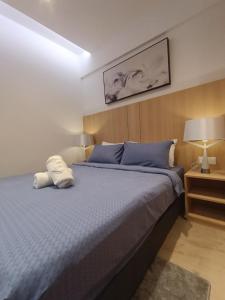 吉隆坡CL 95B Modern studio Infinity Pool KLCC View的一间卧室配有一张带蓝色枕头的大床