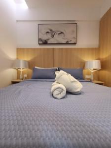 吉隆坡CL 95B Modern studio Infinity Pool KLCC View的床上有一条白色毛巾