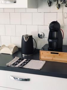 斯波托尔诺Casa Emma 400 mt dal mare的厨房里的台面上有一个黑色咖啡壶