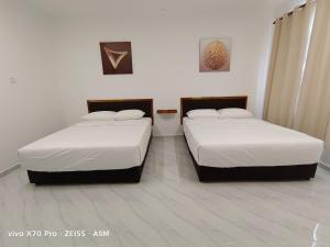 瓜拉丁加奴ASM Roomstay-4-2 Queen Beds的配有2张床的客房