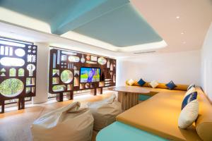 普吉镇Barcelo Coconut Island, Phuket的带沙发和电视的客厅