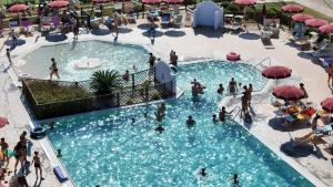 瓦达罗莎二十酒店的度假村游泳池内人们的头顶景色