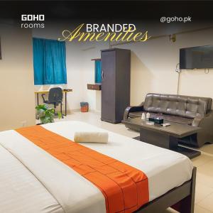 卡拉奇GOHO Rooms 10th Commercial的酒店客房,配有床和沙发