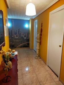 阿斯托加Apartamento Shenzhen en Astorga Camino de Santiago Cochera bicis的黄色墙壁和城市画的走廊