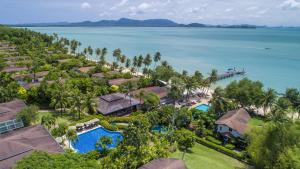 普吉镇Barcelo Coconut Island, Phuket的享有度假村和水域的空中景致