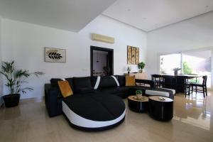 阿尔豪林德拉托里TESS Villa Jocalo的客厅配有黑白沙发