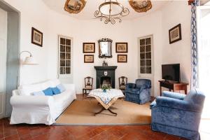 费雷列斯Agroturismo Son Triay的客厅配有白色沙发和壁炉