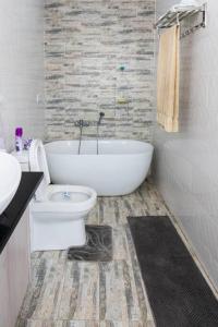 卢萨卡Urban oasis in kingsland city的浴室配有白色浴缸和卫生间。