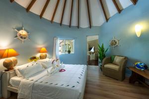 尼卡岛马尔代夫尼卡岛Spa度假酒店的一间卧室,配有一张床,床上有一个弓