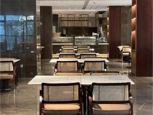 台州台州开投华美达酒店的餐厅内带桌椅的用餐室