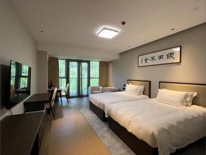 台州台州开投华美达酒店的酒店客房配有两张床和一张书桌