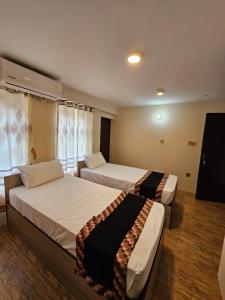 巴克塔普尔Hotel Durbar Side的酒店客房设有两张床和电视。