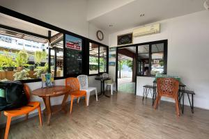 奥南海滩Me Mee Place & Tour Krabi的一间带桌椅和柜台的餐厅