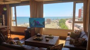 拉纳卡Quattro Sea View Beachfront Ap 6的享有海滩景致的客厅