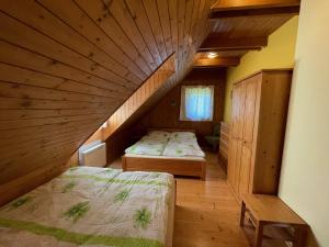 特尔乔夫Drevenica Čakanka a Nezábudka的配有木天花板的客房内的两张床