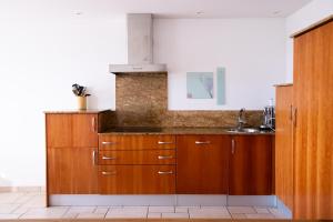 CottensLa Belle Ferme的一个带木制橱柜和水槽的厨房