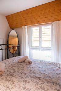 CottensLa Belle Ferme的一间卧室设有一张大床和大窗户