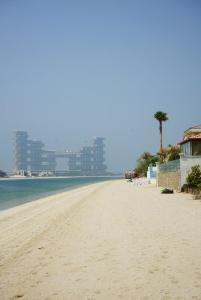 迪拜The Atlantis Hotel View, Palm Family Villa, With Private Beach and Pool, BBQ, Front F的享有海滩美景,拥有建筑背景