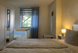 奎德林堡天堂&地狱自助式公寓酒店的一间卧室配有一张床、一张书桌和一个窗户。