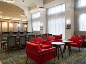 汉诺瓦阿伦德尔·米尔斯汉普顿酒店/巴尔的摩的一间设有红色椅子和桌子的等候室