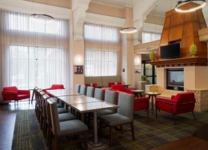 汉诺瓦阿伦德尔·米尔斯汉普顿酒店/巴尔的摩的一间带桌子和红色椅子的用餐室
