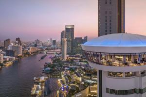 曼谷曼谷千禧希爾頓酒店 的从大楼顶部可欣赏到城市美景