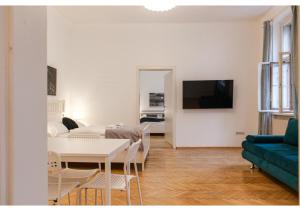 维也纳Deluxe 3BR Apt. Wiener Stadthalle - Suitable for Longstays的客厅配有桌子和沙发