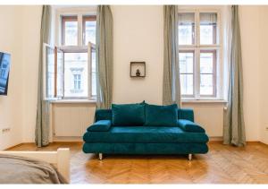 维也纳Deluxe 3BR Apt. Wiener Stadthalle - Suitable for Longstays的客厅设有绿色沙发,配有窗户