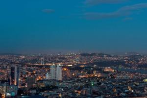 伊斯坦布尔伊斯坦布尔波蒙第希尔顿酒店的夜晚带灯光的城市景观