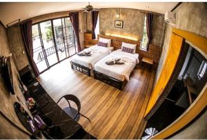 蔻立Grandfather Khaolak Resort的卧室配有两张床,享有风景。