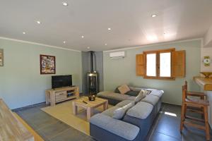 卡尔维Villa Bergeries De Calvi的客厅配有两张沙发和一台电视机