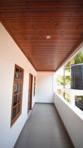 贾夫纳JAMUNA VILLA的木天花板房子的走廊
