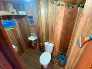 贝伦Pousada AldeiA Cotijuba的木制浴室设有卫生间和水槽