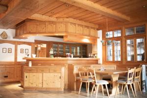 DietenhofenHotel Restaurant Moosmühle的厨房配有木制橱柜和桌椅