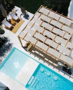 乌姆苏克Dar Oliva Maison de luxe的享有带躺椅和游泳池的游泳池的顶部景致