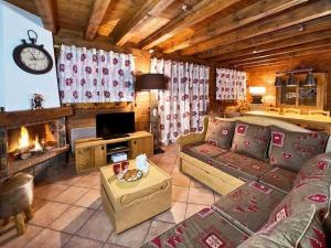 莱斯奥琉斯Meribel Les Allues Ski Chalet with beautiful views的带沙发和壁炉的客厅
