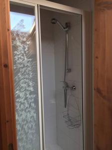 莱斯奥琉斯Meribel Les Allues Ski Chalet with beautiful views的浴室里设有玻璃门淋浴