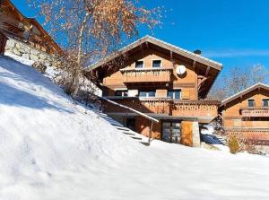 莱斯奥琉斯Meribel Les Allues Ski Chalet with beautiful views的雪覆盖的山顶上的房子