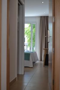 科尼尔-德拉弗龙特拉绿洲酒店的客房享有带一张床和窗户的景致。