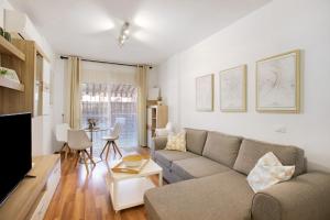 圭马尔港Apartamento Playa的客厅配有沙发和桌子