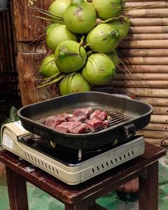 高兰Tiki Bar-KanTiang Guesthouse的餐桌上的烤盘上的肉