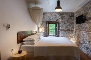 莫雷逊山之秘旅馆的一间卧室设有一张床和石墙