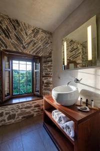 莫雷逊山之秘旅馆的一间带水槽和大镜子的浴室